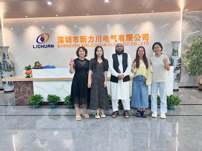 Lichuan သည် Pakistani ဖောက်သည်များအား စက်ရုံသို့လာရောက်လည်ပတ်ရန် နွေးထွေးစွာကြိုဆိုပါသည်။