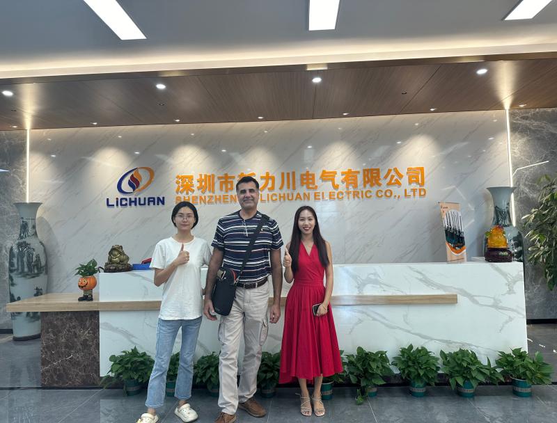 Lichuan သည် ကနေဒါဖောက်သည်များအား စက်ရုံသို့လာရောက်လည်ပတ်ရန် နွေးထွေးစွာကြိုဆိုပါသည်။