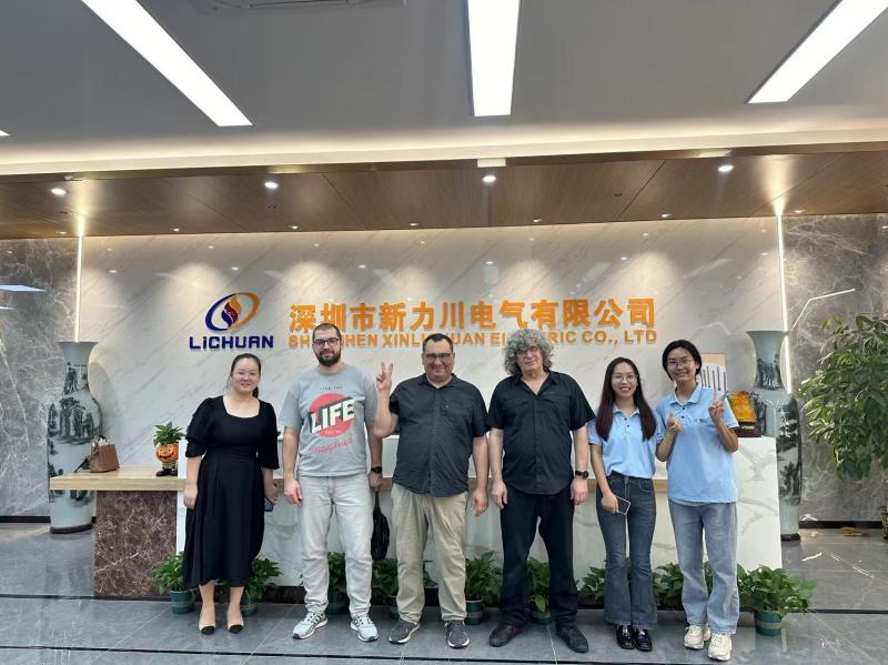 Lichuan သည် ရုရှားဖောက်သည်များအား Lichuan စက်ရုံသို့လာရောက်လည်ပတ်ရန် နွေးထွေးစွာကြိုဆိုပါသည်။